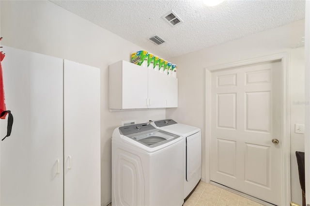 2608 Casso Ct, The Villages, FL 32162 - laundry room with independent washer and dryer, cabinet space, and a textured ceiling
