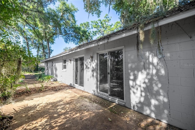 9 Juniper Pass Trl, Ocala, FL 34480 - back of property with concrete block siding and a patio area