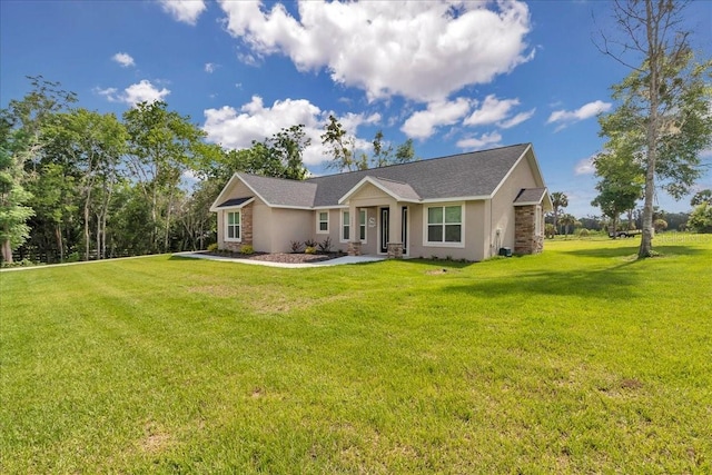 ranch-style home featuring stucco siding, a front lawn, and stone siding