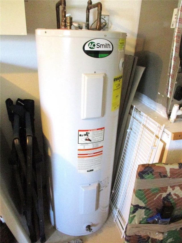 13762 SW 112th Ter, Dunnellon, FL 34432 - utilities featuring electric water heater