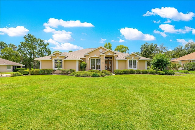 28 Golf View Dr, Ocala, FL 34472 - ranch-style house with a front yard and stucco siding