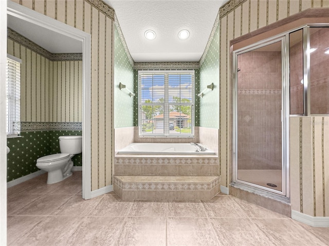 28 Golf View Dr, Ocala, FL 34472 - full bath with wallpapered walls, a garden tub, a shower stall, toilet, and a textured ceiling