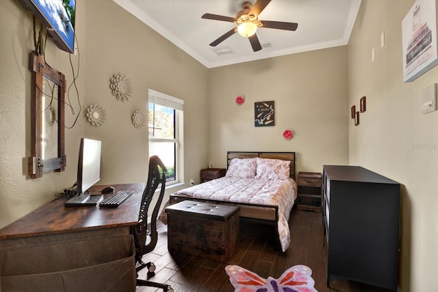 bedroom featuring wood finished floors, crown molding, a desk, and ceiling fan