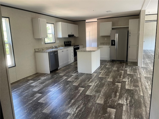 15807 NE 10th St, Williston, FL 32696 - kitchen with stainless steel appliances, dark wood-style floors, a kitchen island, a sink, and white cabinets