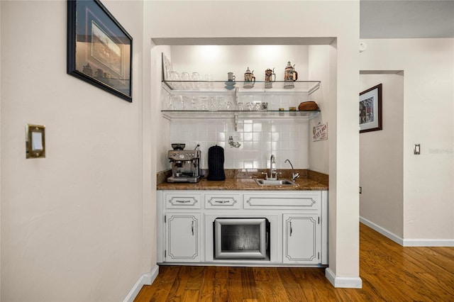 20861 SW 81st Loop, Dunnellon, FL 34431 - indoor wet bar featuring backsplash, dark wood-style floors, and baseboards