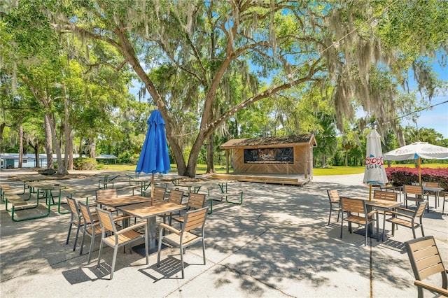 20861 SW 81st Loop, Dunnellon, FL 34431 - view of patio with view of wooded area