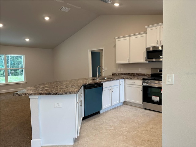 kitchen with stainless steel appliances, a sink, a peninsula, white cabinetry, and vaulted ceiling