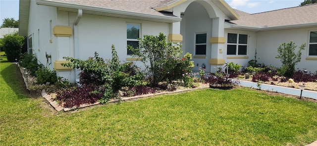 3891 N Grapefern Way, Beverly Hills, FL 34465 - view of front of house featuring roof with shingles, stucco siding, and a front lawn