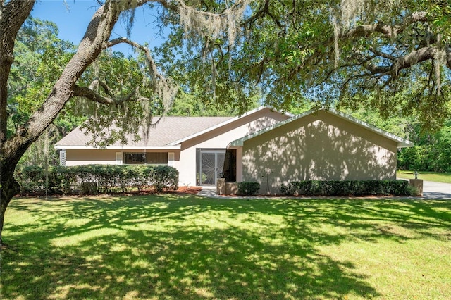 307 N Kinglet Ave, Hernando, FL 34442 - view of front facade with a front yard and stucco siding