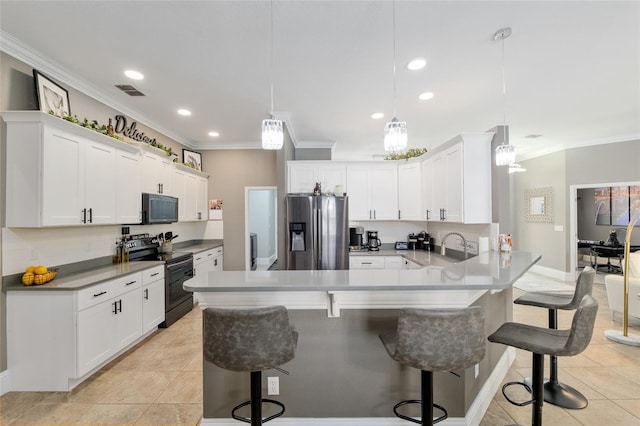 3612 SE 47th Ter, Ocala, FL 34480 - kitchen with black appliances, crown molding, a peninsula, a kitchen breakfast bar, and recessed lighting