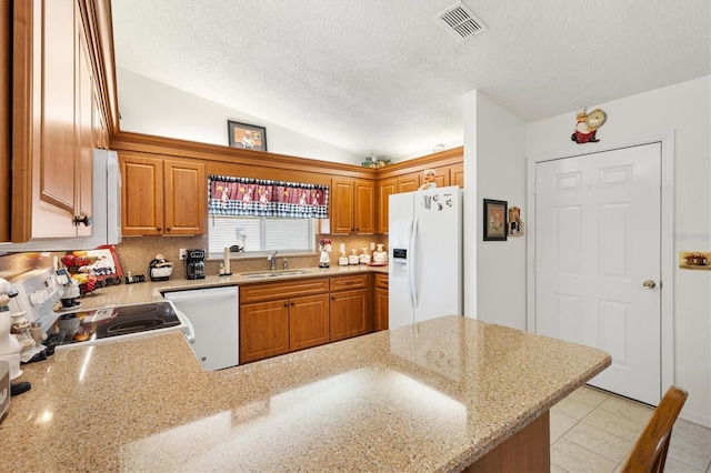 17576 SE 96th Ct, Summerfield, FL 34491 - kitchen featuring white appliances, a sink, a peninsula, a textured ceiling, and lofted ceiling