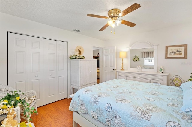 17576 SE 96th Ct, Summerfield, FL 34491 - bedroom featuring light wood-style flooring, a closet, and ceiling fan