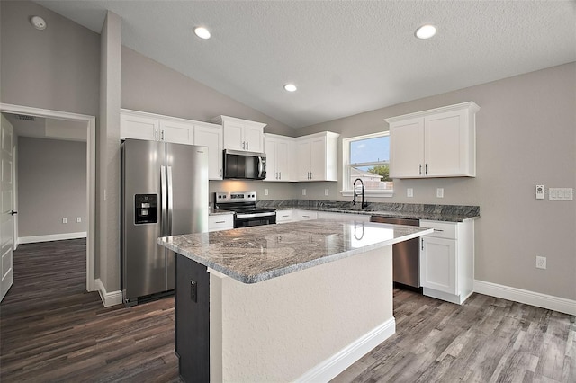 20 Emerald Trl, Ocala, FL 34472 - kitchen with stainless steel appliances, dark wood-style floors, a sink, vaulted ceiling, and a kitchen island