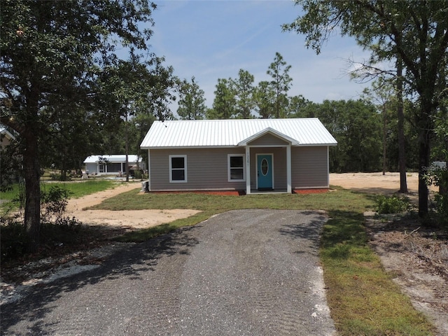 13391 NE 51st St, Williston, FL 32696 - ranch-style home featuring metal roof and a front lawn