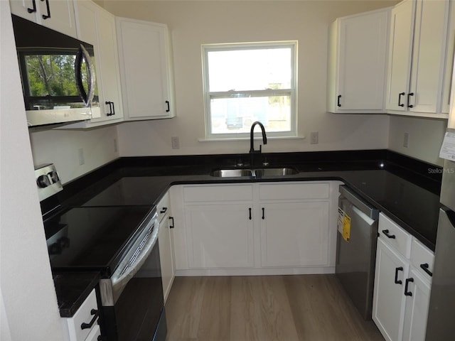13391 NE 51st St, Williston, FL 32696 - kitchen featuring stainless steel appliances, a sink, white cabinets, and light wood-style flooring