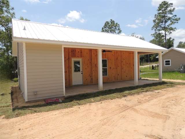 13391 NE 51st St, Williston, FL 32696 - view of front of home with a ceiling fan and metal roof