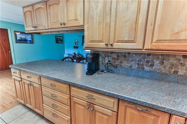 5626 W Justin Ct, Homosassa, FL 34448 - kitchen with tasteful backsplash, a textured ceiling, and dark countertops