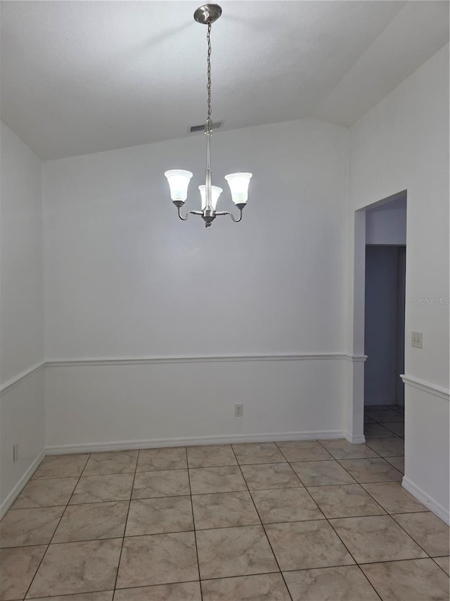 5525 SE 43rd Ct, Ocala, FL 34480 - unfurnished room featuring vaulted ceiling, a chandelier, and baseboards