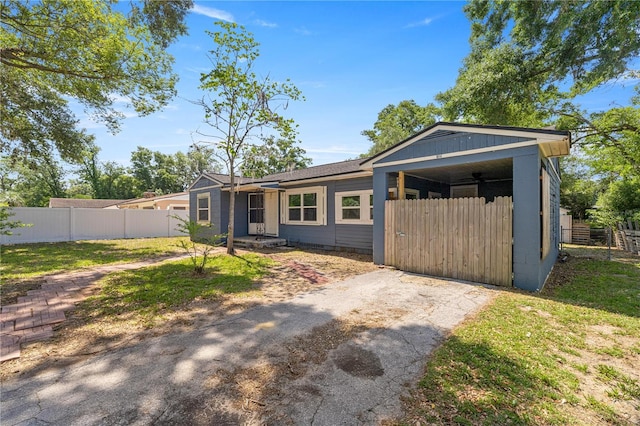 1014 NE 12th St, Ocala, FL 34470 - view of front of home featuring a gate