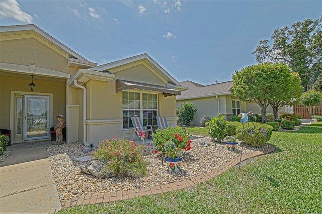 14004 SE 94th Ave, Summerfield, FL 34491 - view of front of home with stucco siding and a front yard