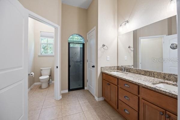 6235 SW 95th Pl, Ocala, FL 34476 - full bath with toilet, double vanity, baseboards, and tile patterned floors