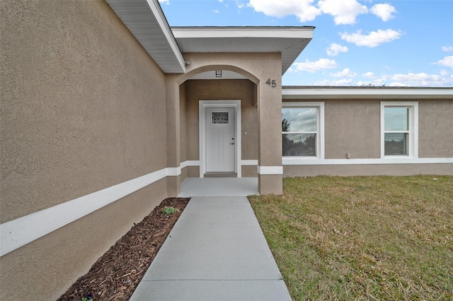 7 Walnut Pl, Ocala, FL 34480 - entrance to property featuring stucco siding and a yard