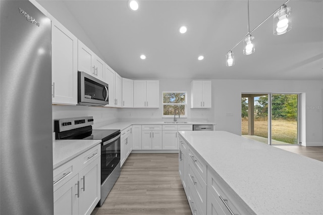 7 Walnut Pl, Ocala, FL 34480 - kitchen with stainless steel appliances, a sink, plenty of natural light, recessed lighting, and light countertops