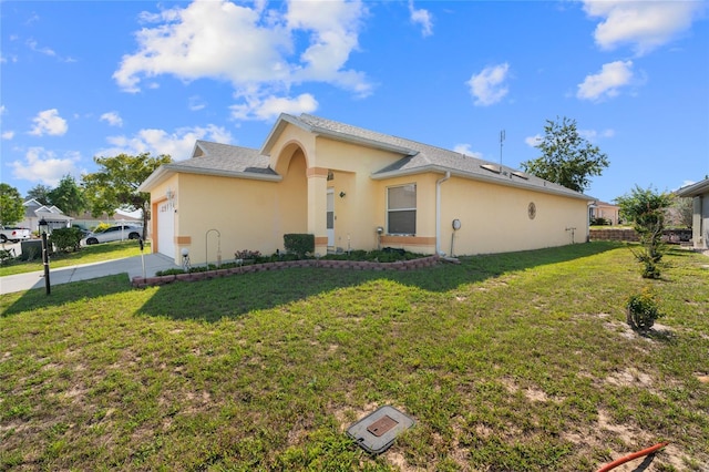 10468 S Drew Bryant Cir, Floral City, FL 34436 - view of side of home with an attached garage, stucco siding, a lawn, and driveway