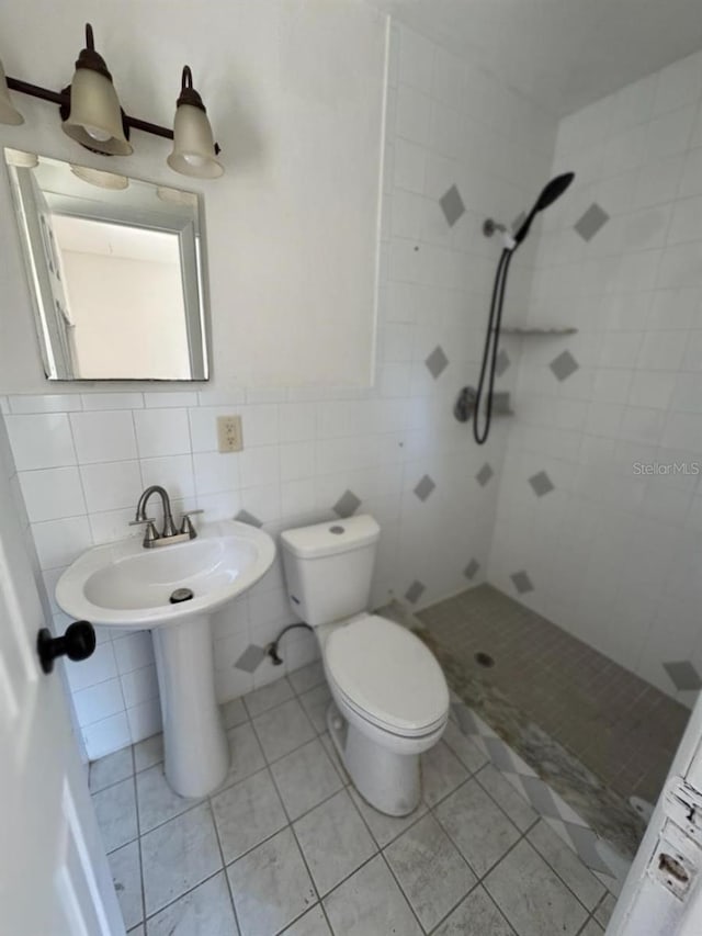 3740 NE 5th St, Ocala, FL 34470 - full bath with a tile shower, toilet, tile walls, and tile patterned flooring