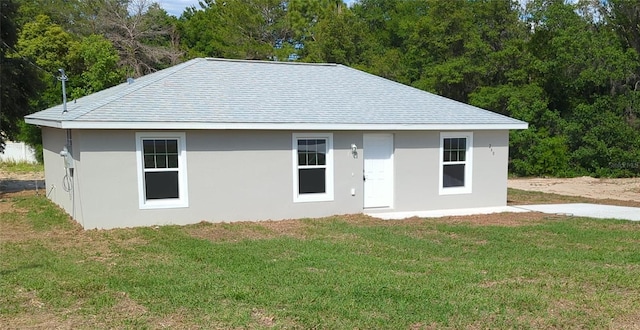 20443 SW Rainbow Lakes Blvd, Dunnellon, FL 34431 - view of front of property featuring a front lawn, stucco siding, and roof with shingles