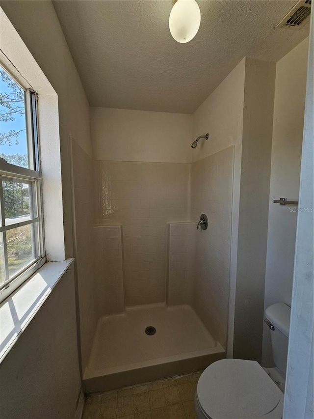 18 Fir Trail Dr, Ocala, FL 34472 - bathroom with toilet, a shower, and a textured ceiling