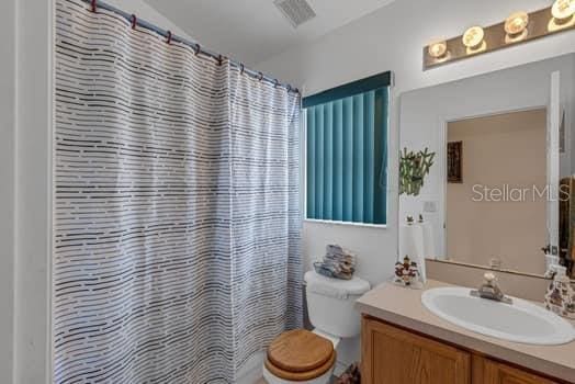 2434 Walnut Heights Rd, Apopka, FL 32703 - full bath featuring toilet, vanity, and a shower with shower curtain