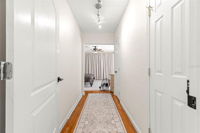 2475 SW 7th Ave, Ocala, FL 34471 - hallway featuring wood finished floors, rail lighting, and baseboards