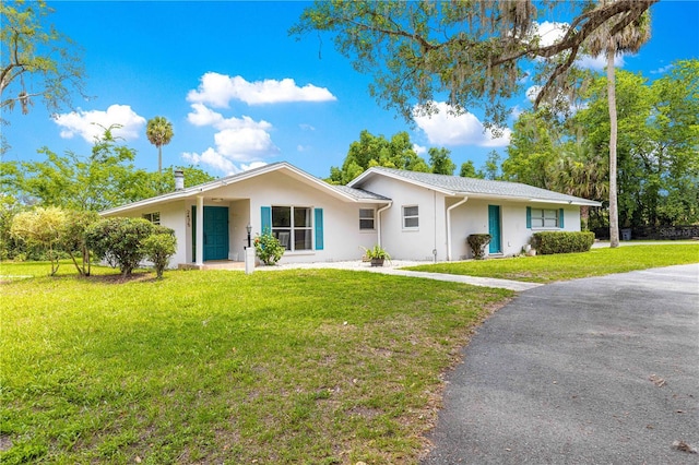 2475 SW 7th Ave, Ocala, FL 34471 - ranch-style house with stucco siding and a front yard