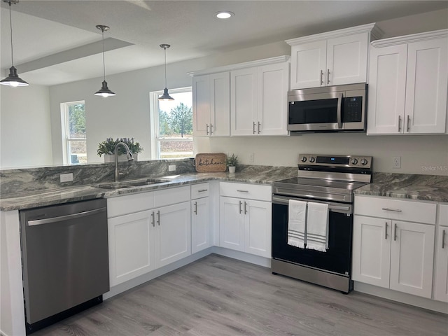 960 NW Redwood Dr, Dunnellon, FL 34431 - kitchen featuring stainless steel appliances, a sink, recessed lighting, white cabinets, and light wood-type flooring