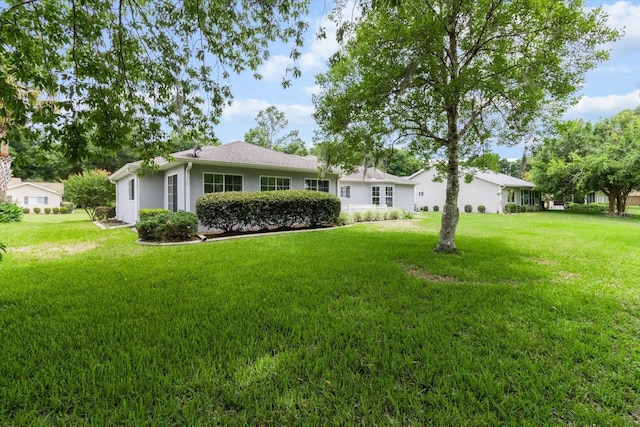 14481 SW 112th Cir, Dunnellon, FL 34432 - back of property featuring a yard