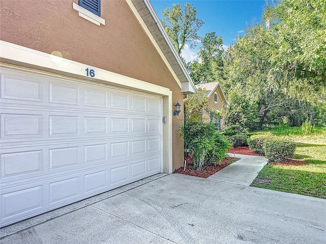 16 Ryewood Cir, Homosassa, FL 34446 - garage featuring driveway