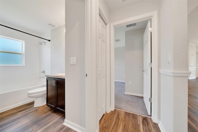 8943 SE 41st Court Rd, Ocala, FL 34480 - full bath featuring wood finished floors, washtub / shower combination, toilet, and vanity