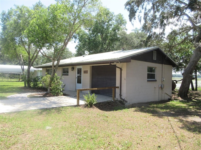1675 SE 190th Ave, Silver Springs, FL 34488 - view of front facade with concrete block siding and a front yard