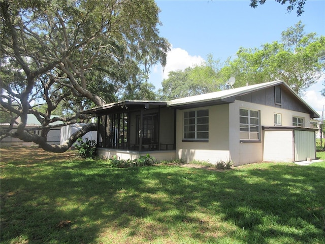 1675 SE 190th Ave, Silver Springs, FL 34488 - view of front of property with a sunroom and a front yard