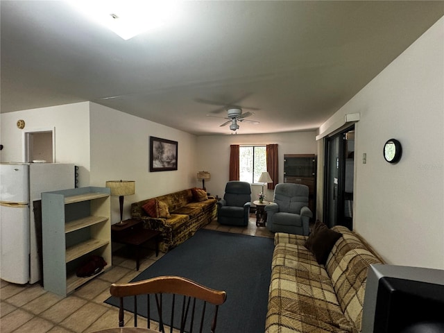 20704 SW Rainbow Lakes Blvd, Dunnellon, FL 34431 - living area with a ceiling fan