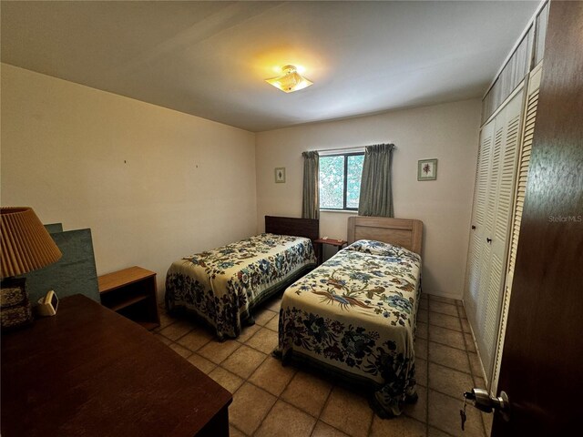 20704 SW Rainbow Lakes Blvd, Dunnellon, FL 34431 - tiled bedroom with a closet