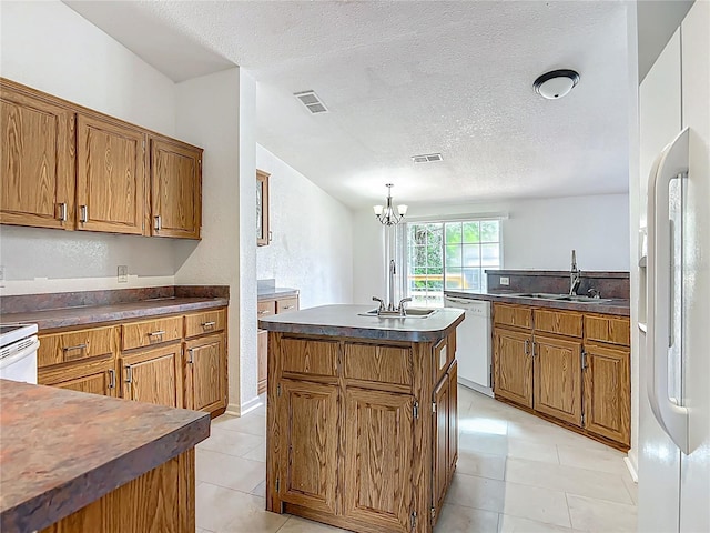 12352 SE 86th Ct, Belleview, FL 34420 - kitchen featuring white appliances, a sink, a kitchen island with sink, a textured ceiling, and a chandelier