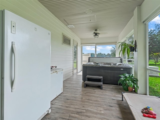 402 SW 127th Pl, Ocala, FL 34473 - sunroom with a hot tub and a ceiling fan