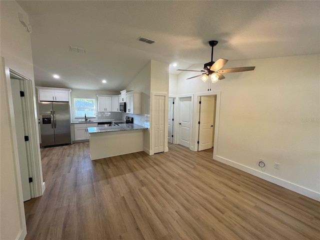 14425 SW 21st Pl, Ocala, FL 34481 - kitchen with stainless steel appliances, a sink, a peninsula, vaulted ceiling, and a ceiling fan
