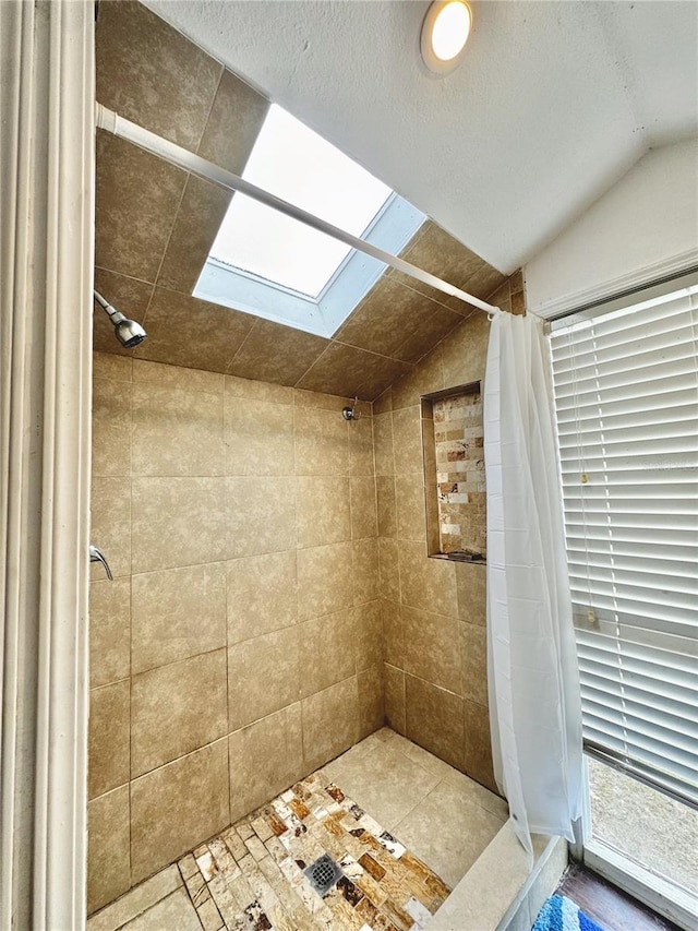 3005 NE 19th Ave, Ocala, FL 34479 - bathroom with a skylight, a tile shower, and lofted ceiling