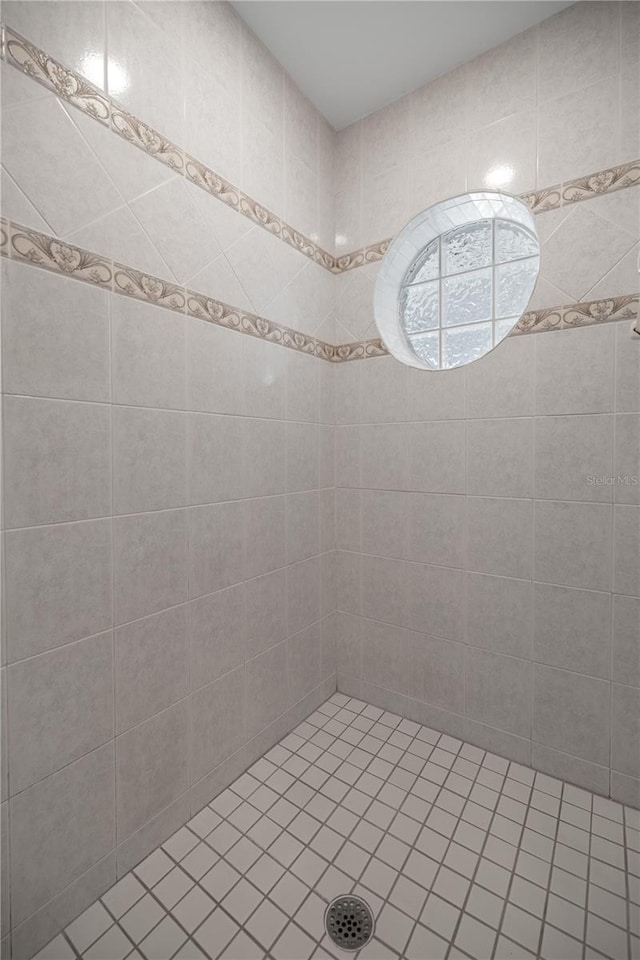 1628 SE 29th Ter, Ocala, FL 34471 - bathroom featuring a tile shower