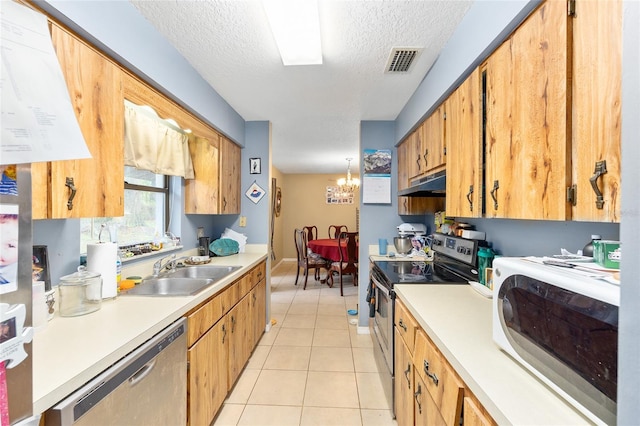 3800 NE 24th Ct, Ocala, FL 34479 - kitchen with stainless steel appliances, a sink, under cabinet range hood, light countertops, and a textured ceiling