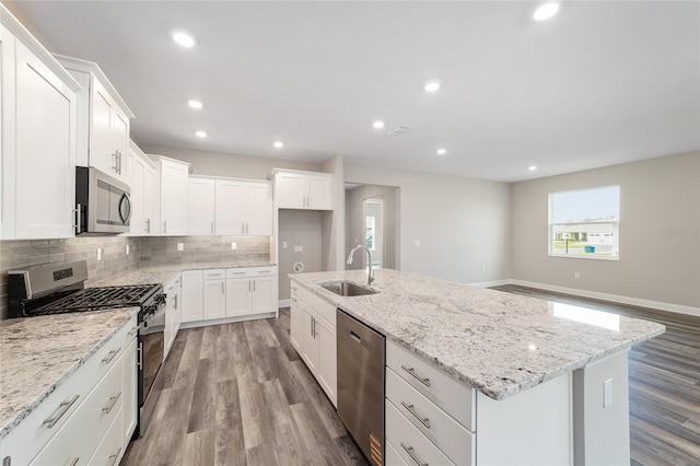 10625 SW 98th Pl, Ocala, FL 34481 - kitchen featuring appliances with stainless steel finishes, a sink, light wood finished floors, an island with sink, and recessed lighting