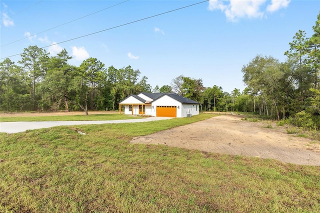 8200 SW 125th Court Rd, Dunnellon, FL 34432 - view of front of home with driveway and a front lawn